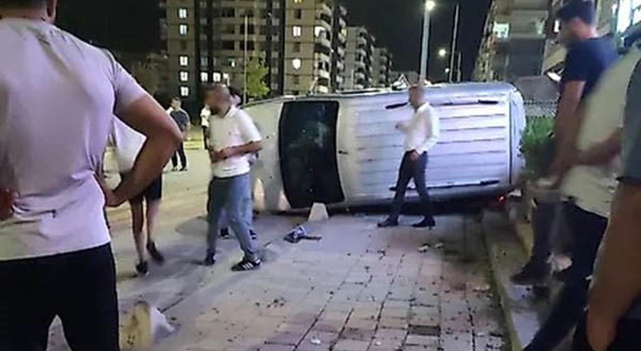 SİİRT’TE DÜN AKŞAM KONTROLDEN ÇIKAN OTOMOBİL KALDIRIMA ÇIKARAK YAN YATTI.