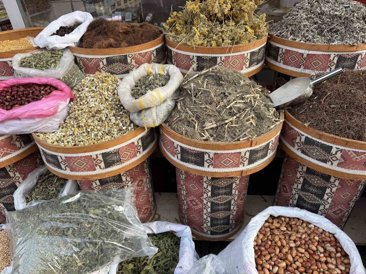 IĞDIR’DA HAVALARIN SOĞUMASIYLA BİRLİKTE BAHARATÇILARDA HAREKETLİLİK YAŞANMAYA BAŞLADI....