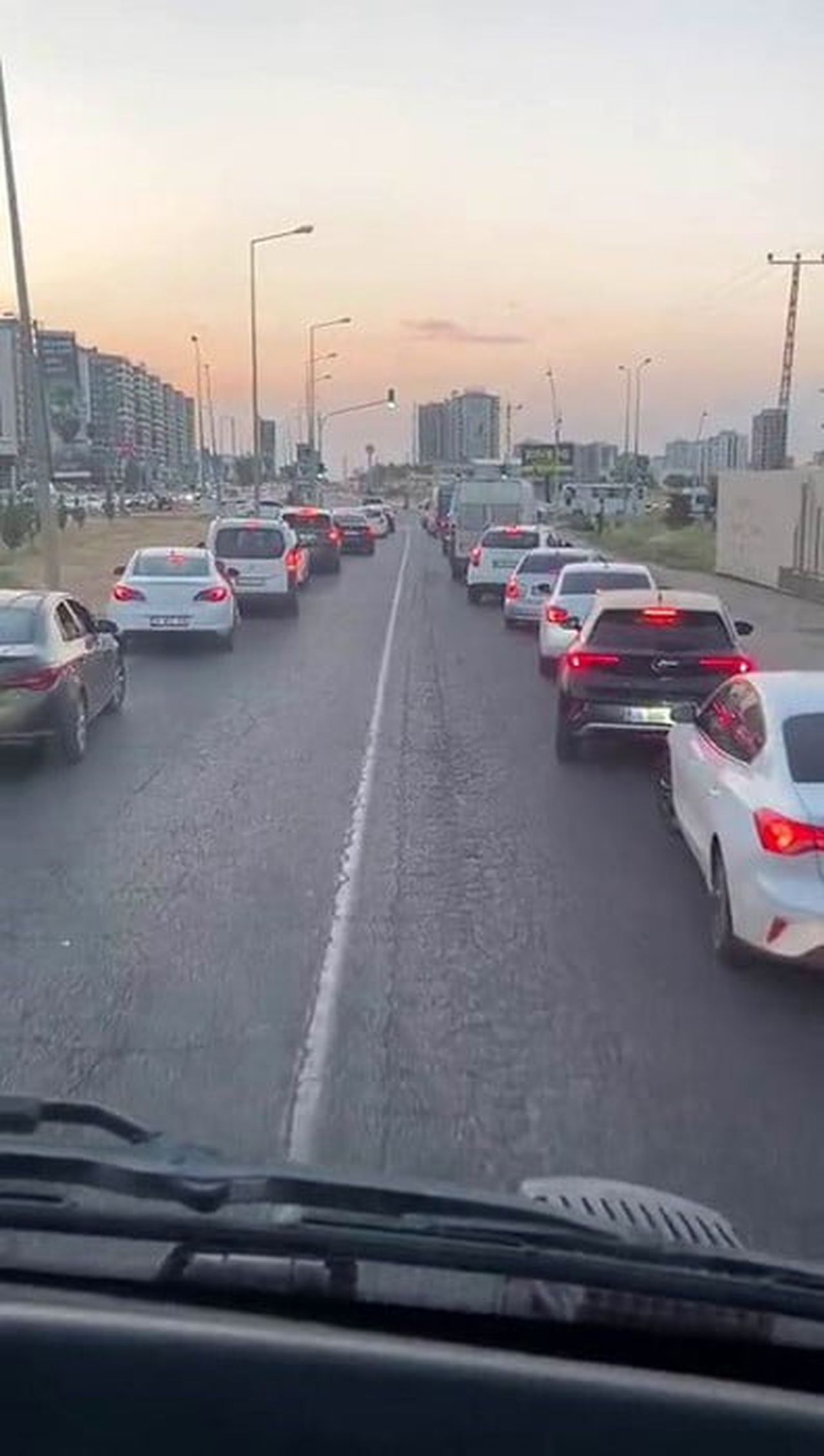 TRAFİKTE OLAN ARAÇLARIN FERMUAR SİSTEMİ OLUŞTURUP YOL VERMESİ İTFAİYE PERSONELİNİN KAMERASINA...