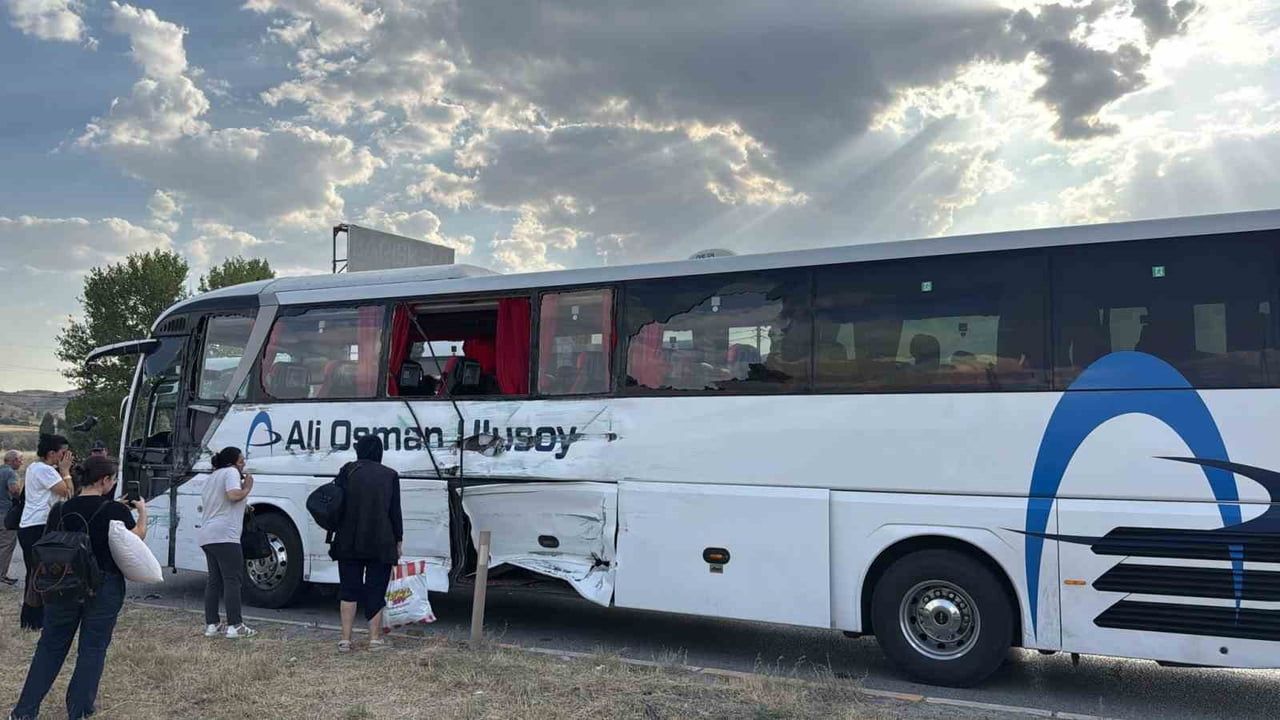 KIRIKKALE'DE YOLCU OTOBÜSÜ VE İKİ TIRIN KAVŞAKTA ÇARPMASI NETİCESİNDE MEYDANA GELEN KAZADA 1 KİŞİ...