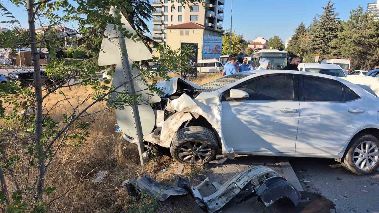 ESKİŞEHİR'DE 4 ARACIN KARIŞTIĞI ZİNCİRLEME TRAFİK KAZASINDA 3 KİŞİ HAFİF ŞEKİLDE YARALANIRKEN...