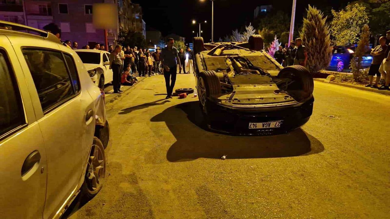 KARAMAN’DA BİR OTOMOBİLİN PARK HALİNDEKİ ARACA ÇARPARAK YOL ORTASINA TERS DÖNMESİ SONUCU MEYDANA...