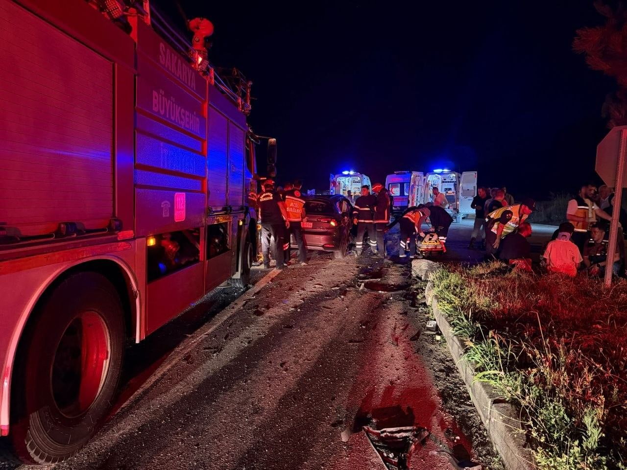SAKARYA’NIN KARASU İLÇESİNDE GECE SAATLERİNDE İKİ OTOMOBİLİN ÇARPIŞMASI NETİCESİNDE MEYDANA GELEN...