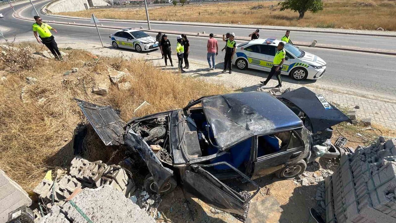 KARAMAN’DA KONTROLDEN ÇIKAN OTOMOBİLİN KALDIRIMA ÇARPARAK TAKLA ATMASI SONUCU MEYDANA GELEN TRAFİK...