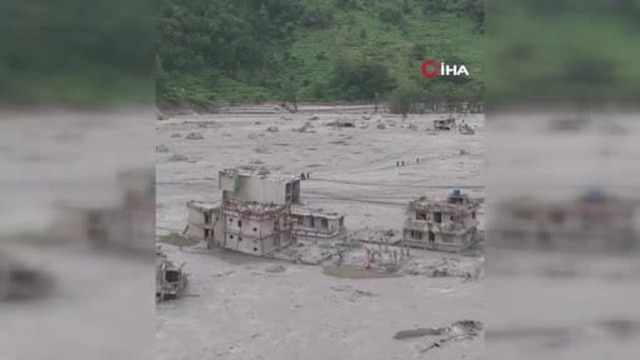 Nepal’de 26 Ağustos'ta Bhotekoshi Nehri'ndeki taşkın nedeniyle meydana gelen sel felaketinde...