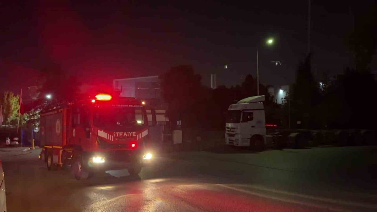 KOCAELİ’NİN GEBZE İLÇESİNDE KOZMETİK ÜRETİMİ YAPILAN BİR FABRİKADA ASANSÖR KABİNİNDEKİ BİDONUN...