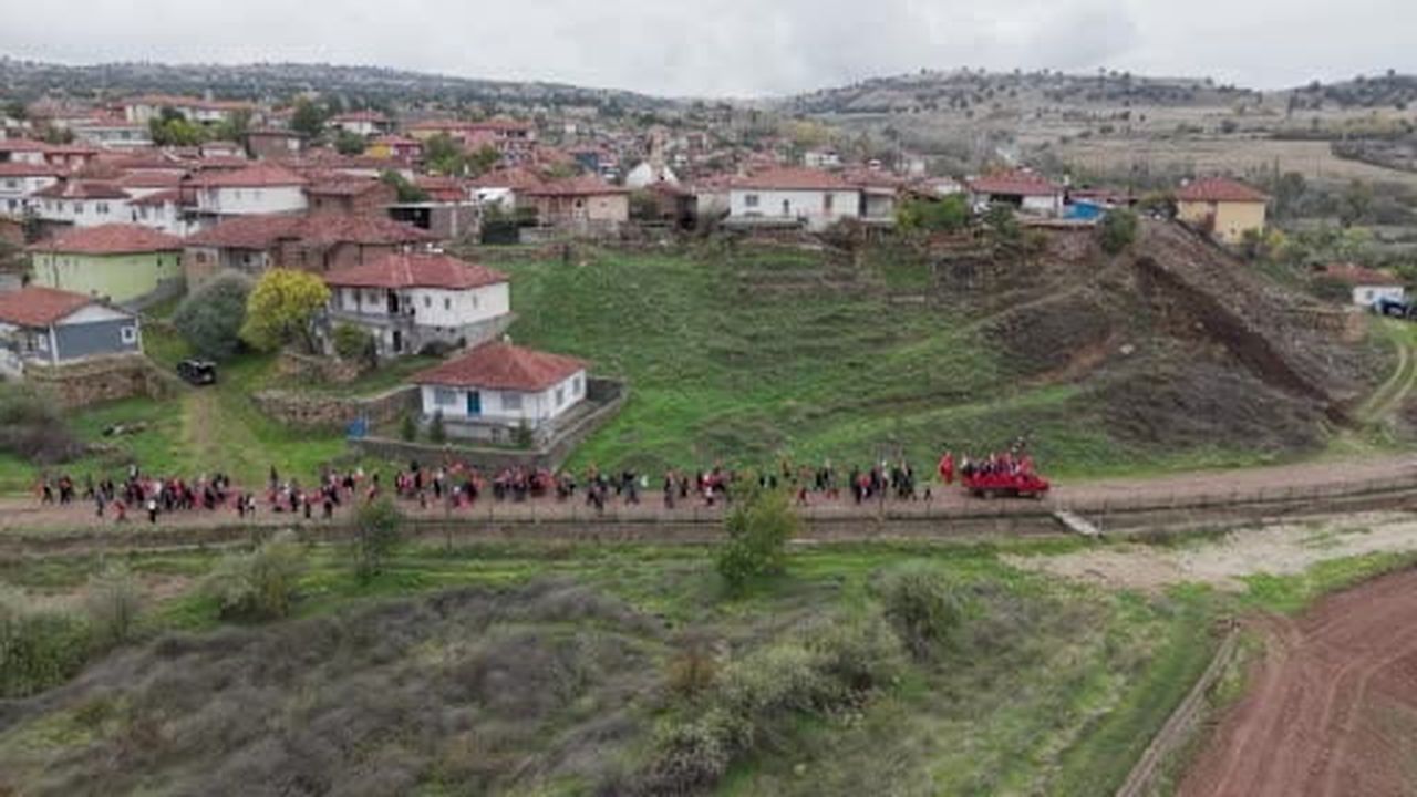 Anadolu köyünde Cumhuriyet coşkusu: Yaşlısı genci bayraklarla yürüdü, halaylar çekti