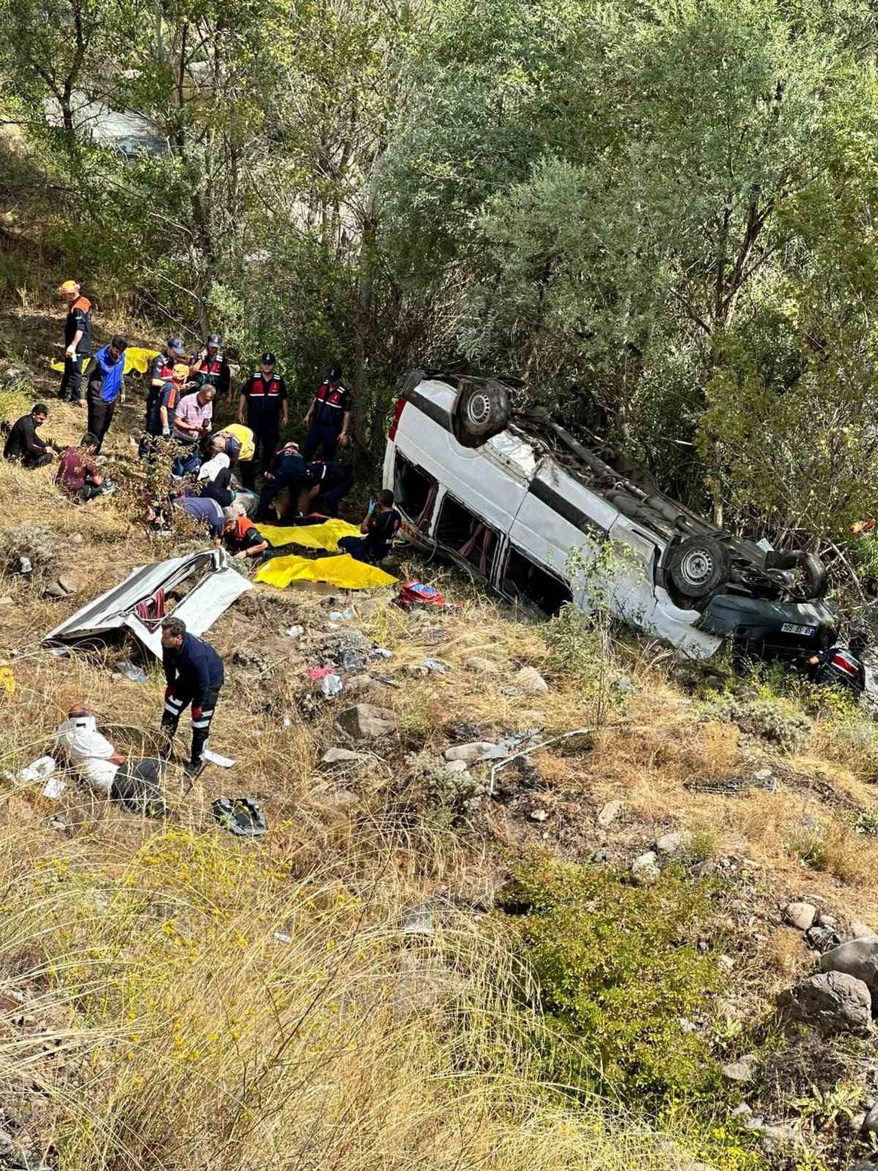 SİVAS’IN SUŞEHRİ İLÇESİNDE MEYDANA GELEN TRAFİK KAZASINDA YOLCU MİNİBÜSÜ ŞARAMPOLE UÇTU, İLK...
