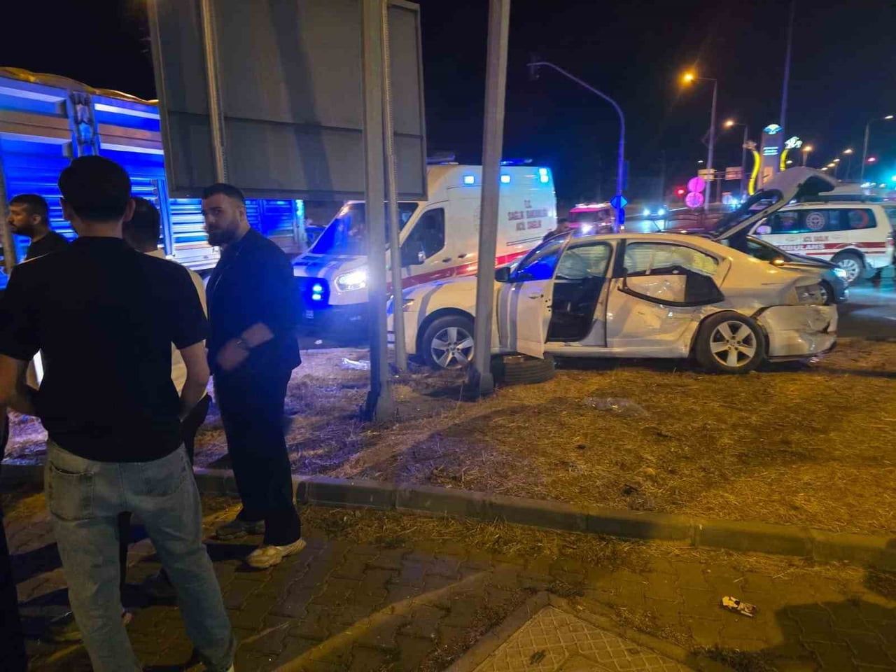 BİNGÖL’DE OTOMOBİL İLE TIR ÇARPIŞTI: 5 YARALI