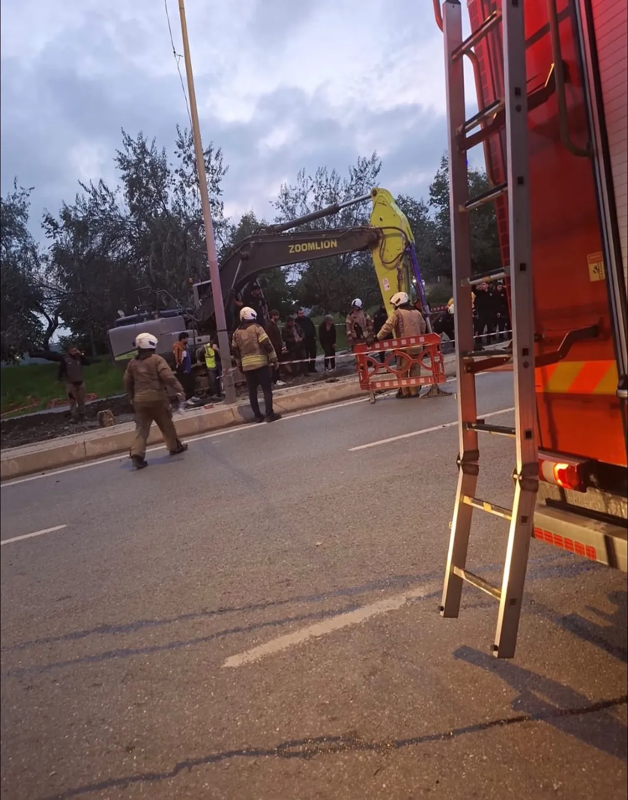 BAYRAMPAŞA'DA ÇALIŞMA SIRASINDA YOL ÇÖKTÜ. GÖÇÜK ALTINDA KALANLARI OLDUĞU İDDİA EDİLİRKEN, OLAY...