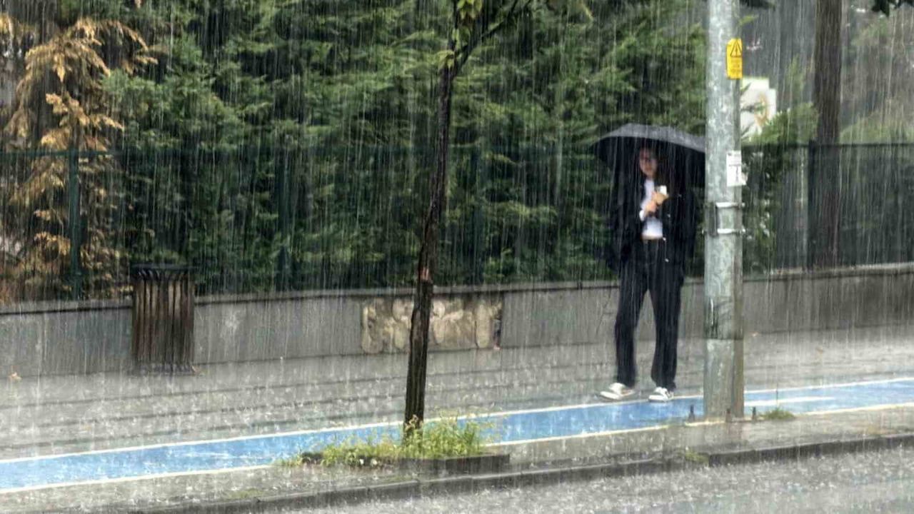 DÜZCE'DE ANİDEN BASTIRAN SAĞANAK YAĞIŞ, HASTANE CADDESİ'NDE VATANDAŞLARA ZOR ANLAR YAŞATTI