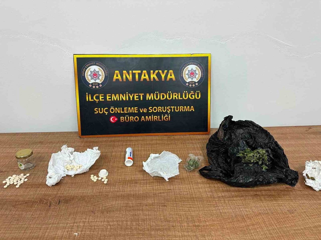 ANTAKYA KÜÇÜKDALYAN MAHALLESİ’NDE GERÇEKLEŞTİRİLEN UYGULAMADA ELE GEÇİRİLEN UYUŞTURUCU...