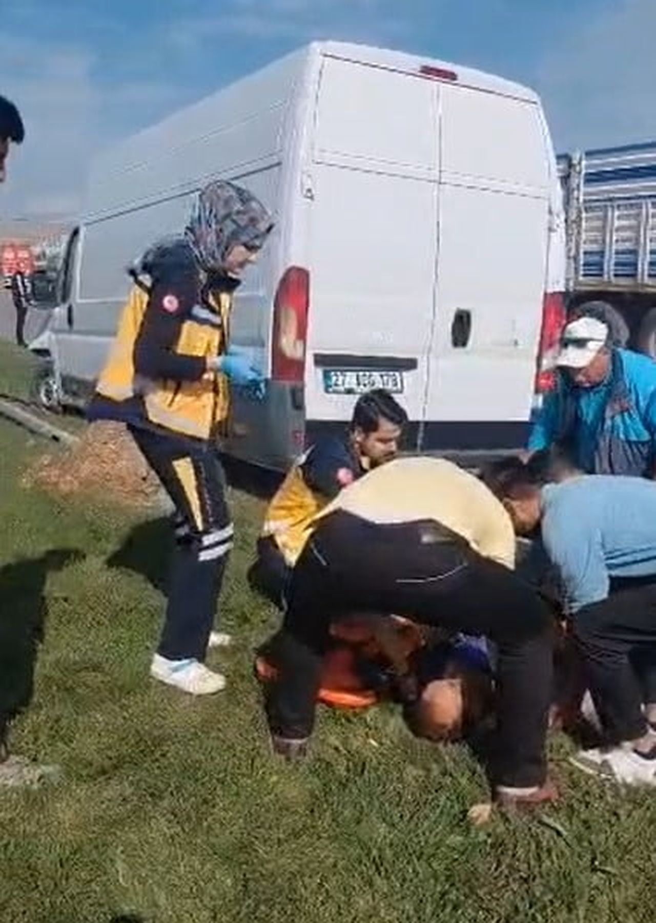GAZİANTEP'TE OTOMOBİL İLE KAMYONETİN ÇARPIŞMASI SONUCU 2 KİŞİ YARALANDI.