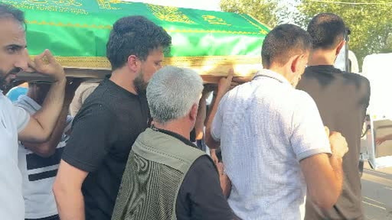 Diyarbakır’da trafik kazasında hayatını kaybeden 5 kardeş ve 2 yeğen yan yana defnedildi