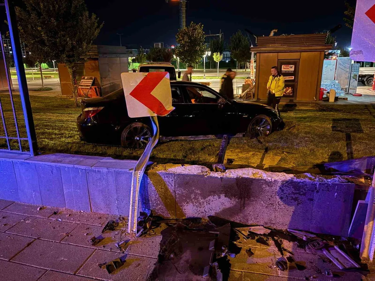 KAYSERİ’NİN MELİKGAZİ İLÇESİNDE BİR OTOMOBİL KALDIRIMA ÇARPARAK, HAVALANDI. 1 METRELİK DUVARI...