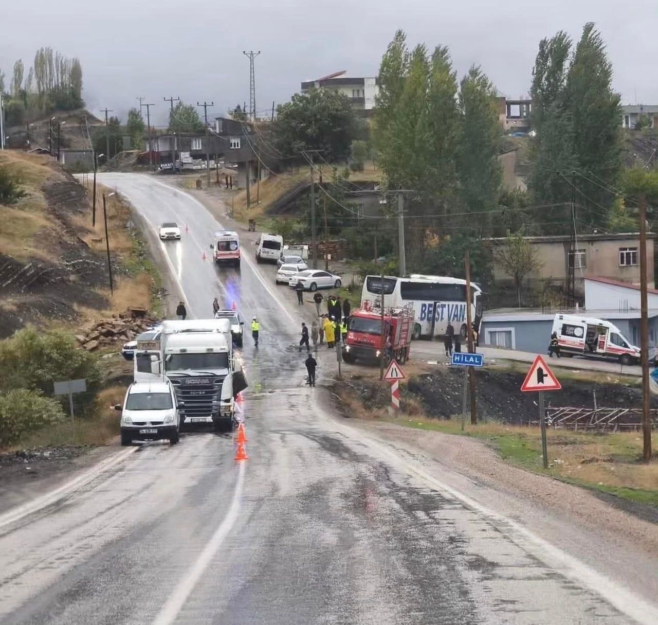 ŞIRNAK’IN ULUDERE İLÇESİ HİLAL BELDESİ GİRİŞİNDE YOLCU OTOBÜSÜ İLE TIRIN ÇARPIŞMASI SONUCU MEYDANA...