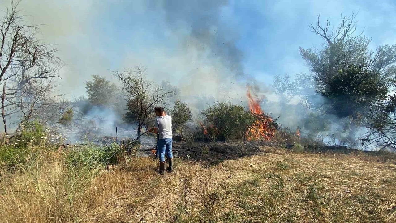 ÇANKIRI'NIN KORGUN İLÇESİNDE ÇIKAN MAKİLİK ALANDA ÇIKAN YANGINA EKİPLERİN VE VATANDAŞLARIN...