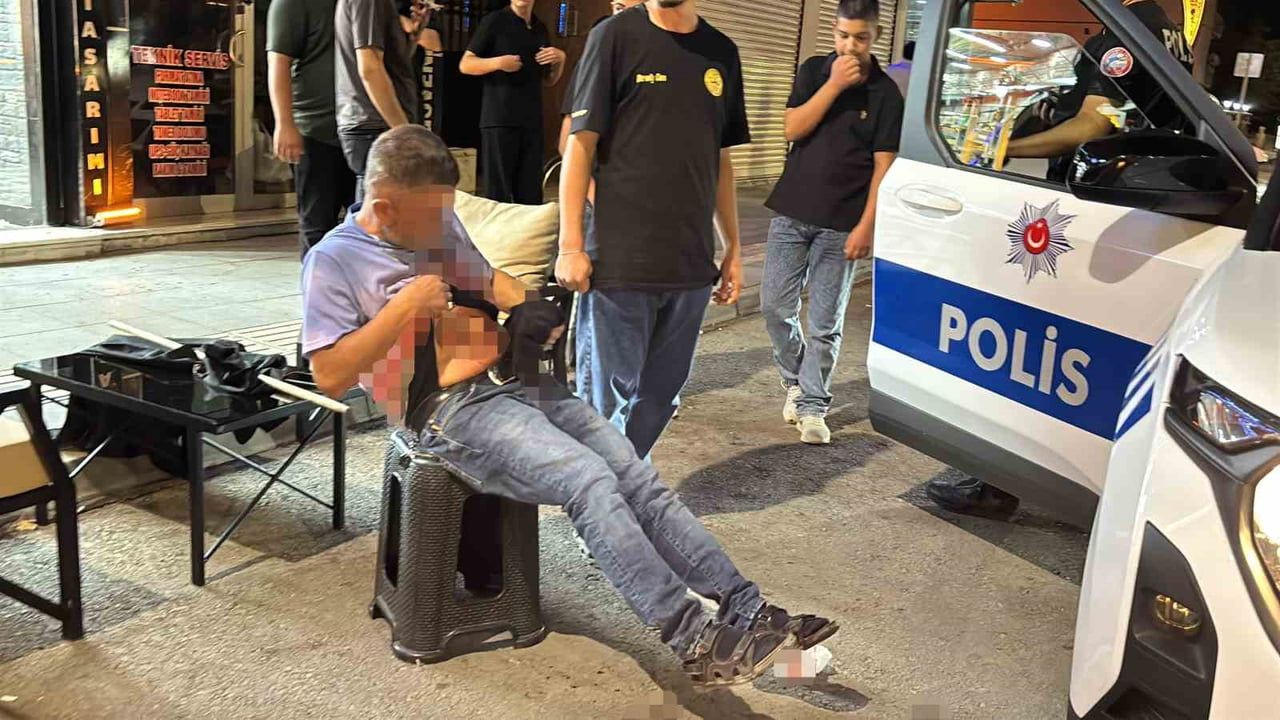 AKSARAY’DA TARTIŞTIĞI 2 ŞAHIS TARAFINDAN BIÇAKLA KARNINDAN YARALANAN ŞAHIS, OLAY YERİNE GELEN...