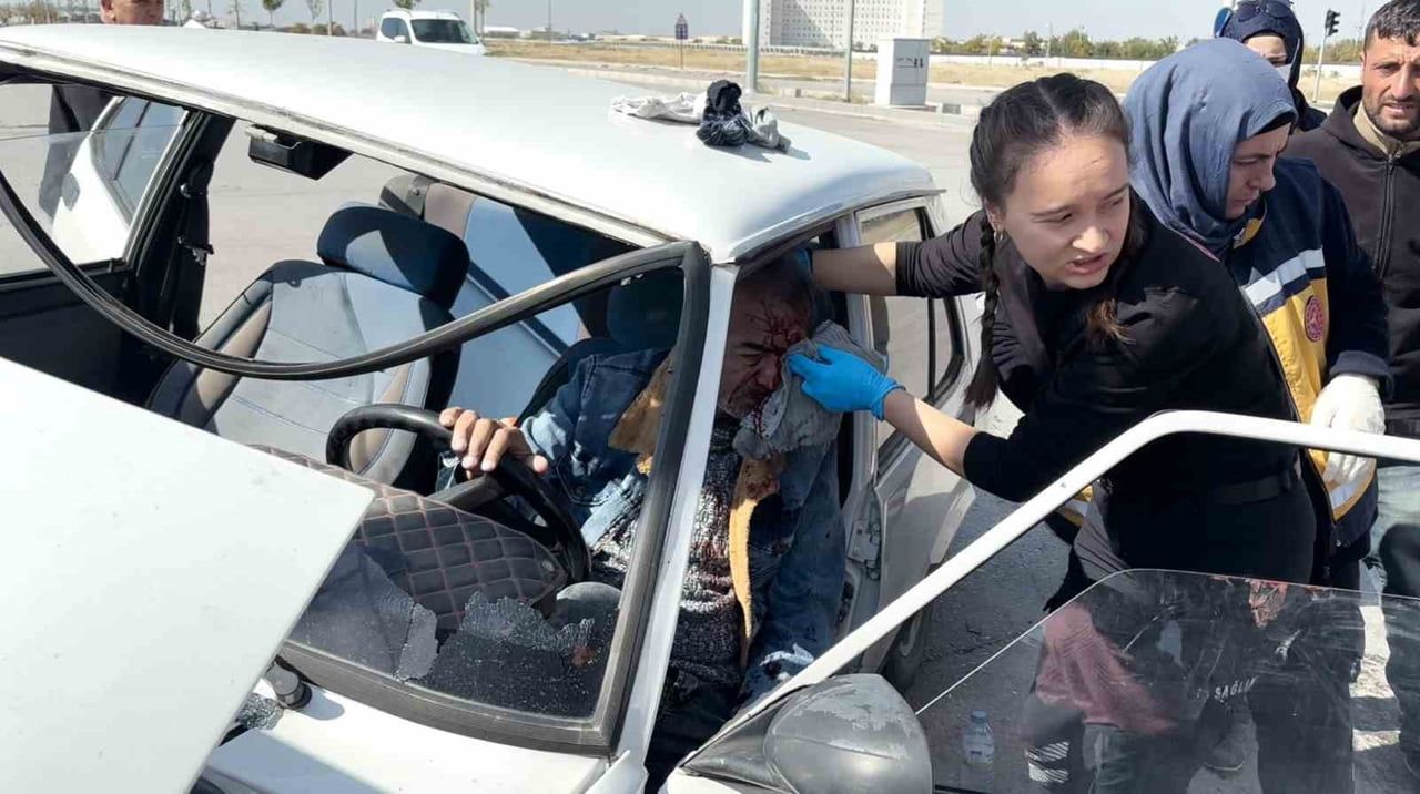 AKSARAY’DA İKİ OTOMOBİLİN KAVŞAKTA ÇARPIŞMASI SONUCU MEYDANA GELEN TRAFİK KAZASINDA 2 SÜRÜCÜ...
