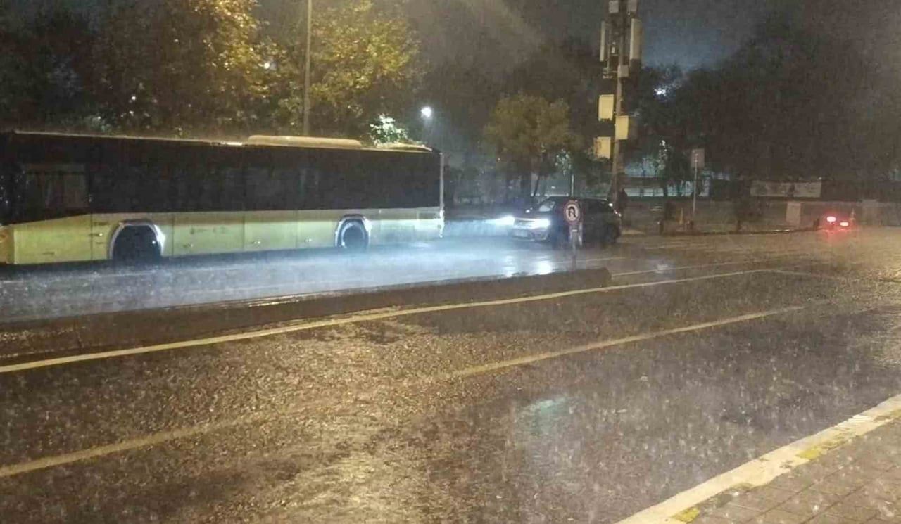 BEYKOZ'DA SAĞANAK YAĞIŞ YOLLARI GÖLE ÇEVİRDİ