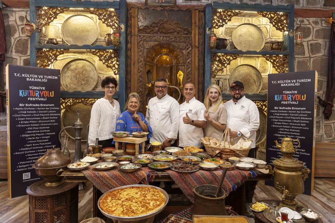 ŞEF VE TV PROGRAMCISI AYVAZ AKBACAK’IN EV SAHİPLİĞİNDE GERÇEKLEŞTİRİLEN GASTRONOMİ PROGRAMINA TÜRK...