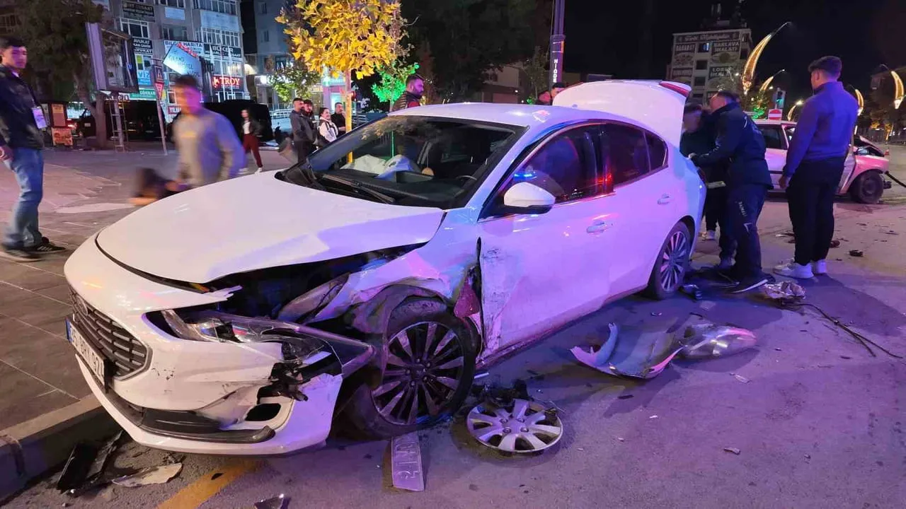 NİĞDE’DE İKİ OTOMOBİL ÇARPIŞTI 1 KİŞİ YARALANDI