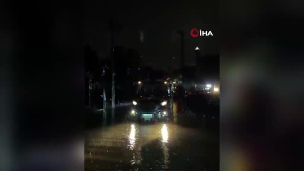 Yağış nedeniyle mahsur kalan vatandaşların yardımına PAK ekipleri koşuyor