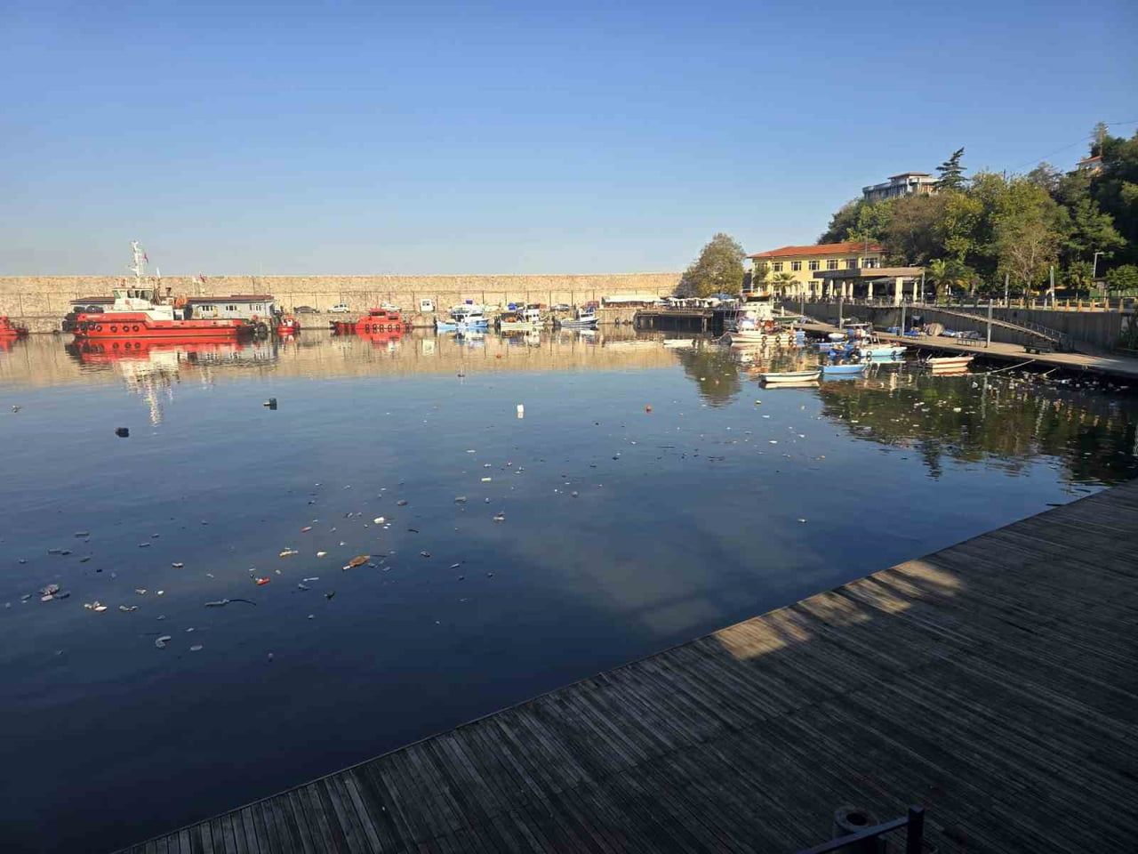 ZONGULDAK LİMANI’NDA ÇEVRE KİRLİLİĞİ DİKKAT ÇEKTİ