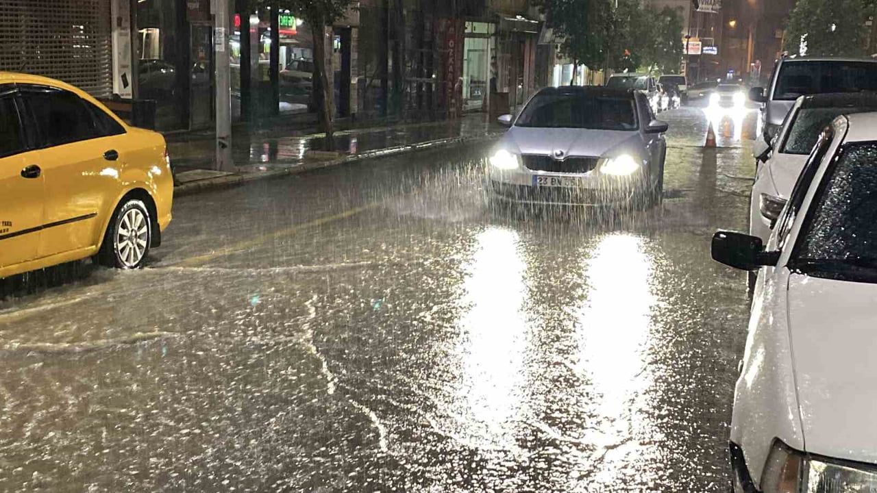 ELAZIĞ’DA ETKİLİ OLAN SAĞANAK YAĞIŞ HAYATI OLUMSUZ ETKİLEDİ. KENT MERKEZİNDE YOLLAR GÖLE DÖNDÜ...