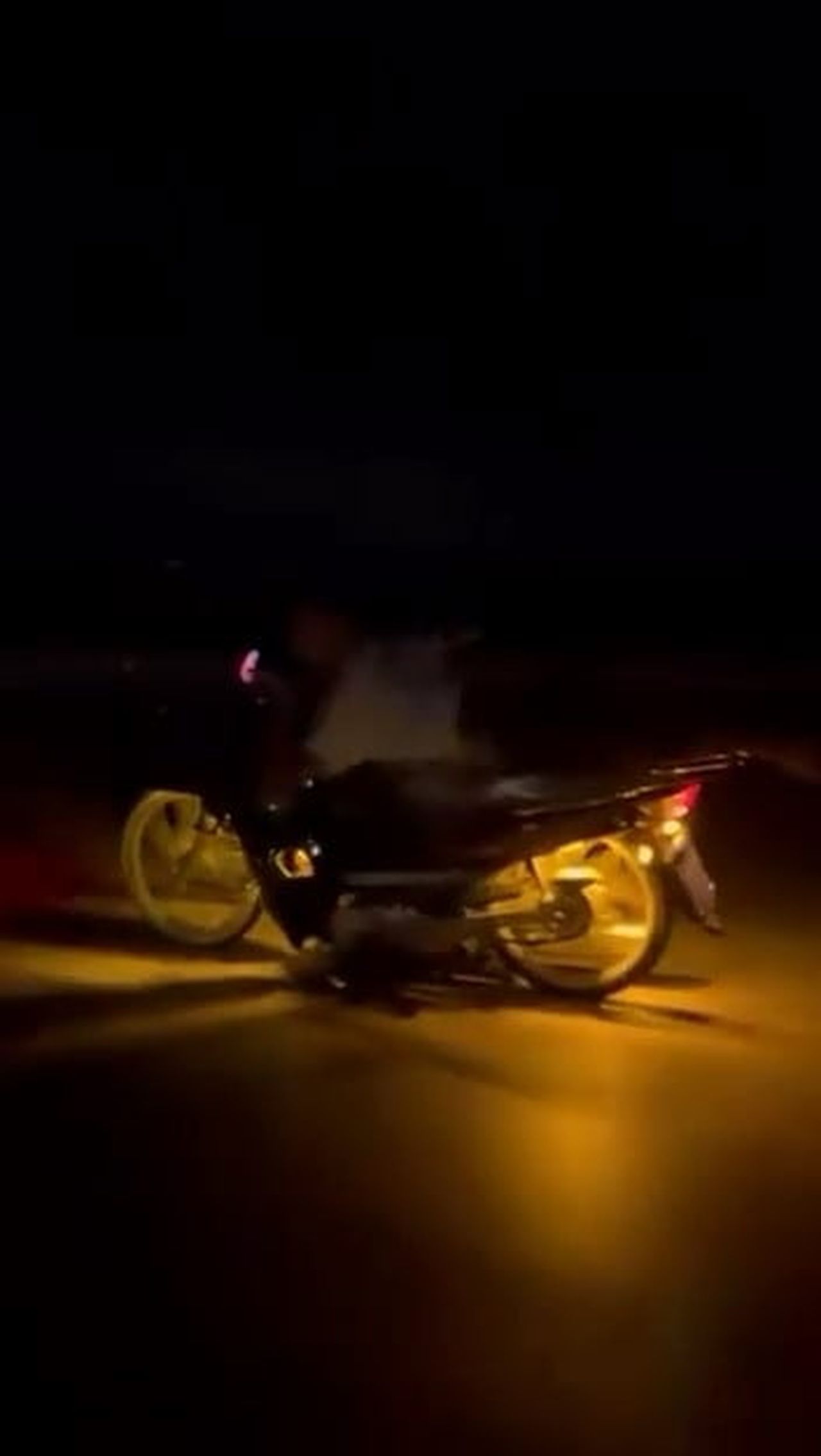 BURSA'DA BİR MOTOSİKLET SÜRÜCÜSÜ, MOTOSİKLETİN ÜZERİNE YATARAK SEYRETTİ. KORKU DOLU ANLAR KAMERAYA...