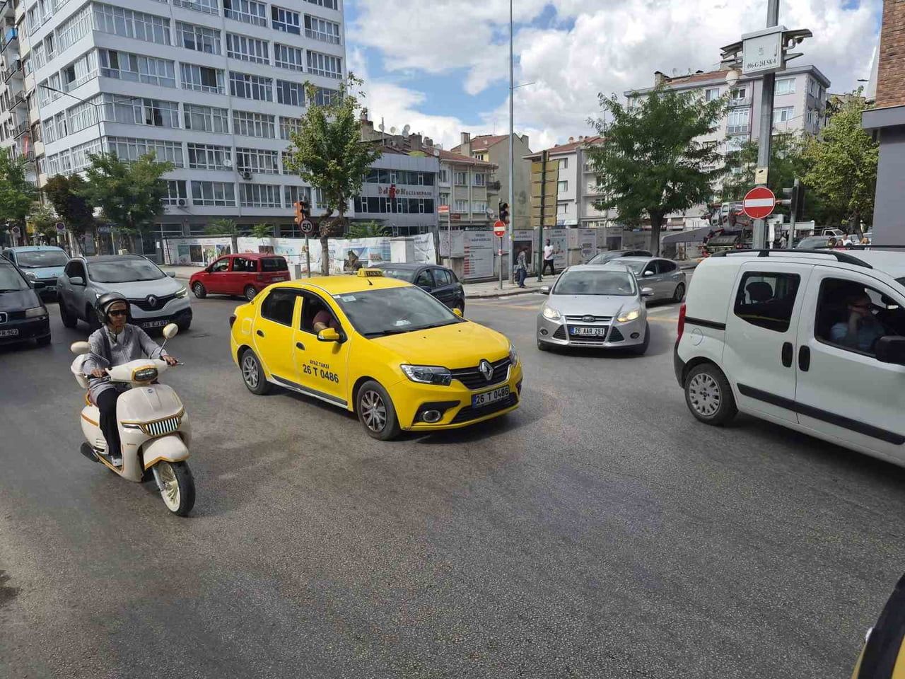 ESKİŞEHİR'DE ELEKTRİK KESİNTİSİNE BAĞLI OLARAK TRAFİK IŞIKLARININ YANMADIĞI BÖLGEDE HEM ARAÇ...