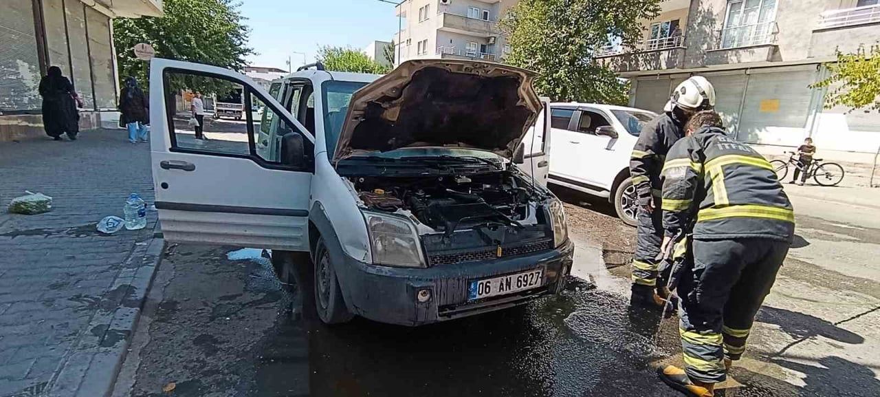 BATMAN’IN HİLAL MAHALLESİ’NDE PARK HALİNDEKİ BİR ARAÇTA ÇIKAN YANGIN, VATANDAŞLARIN MÜDAHALESİYLE...