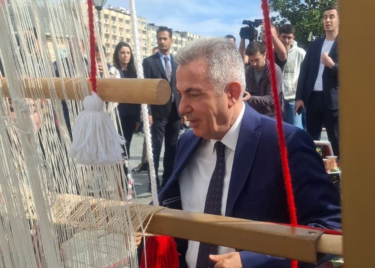 29 EKİM'E KADAR SÜRECEK OLAN TÜRK BAYRAĞI DOKUMA ETKİNLİĞİ BAŞLADI. TÖRENLE KURULAN DOKUMA...