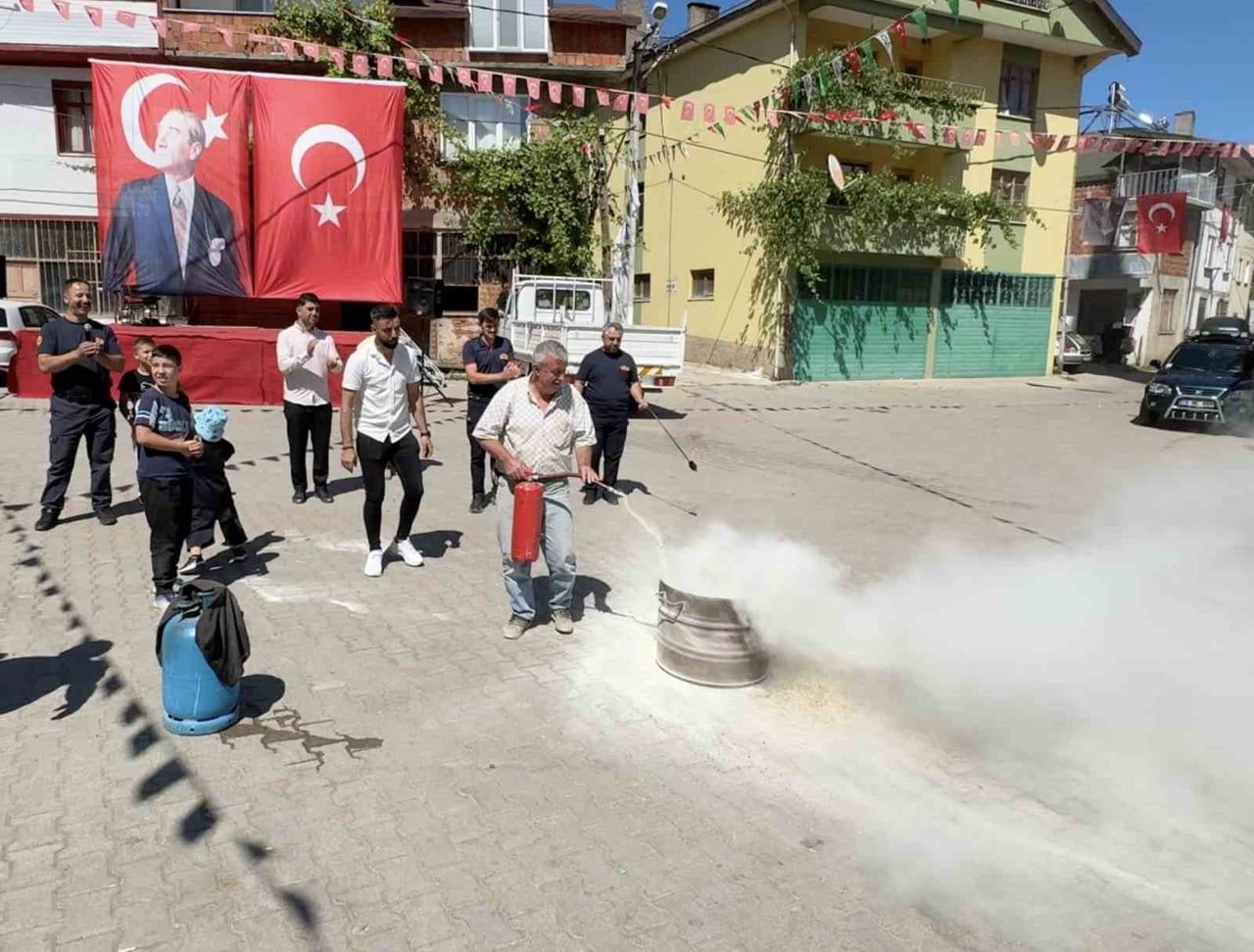 AŞAĞIKAYI KÖYÜNDE YANGINLARA ERKEN MÜDAHALE İÇİN KENDİ SİSTEMLERİNİ KURAN VATANDAŞLAR, İTFAİYE...