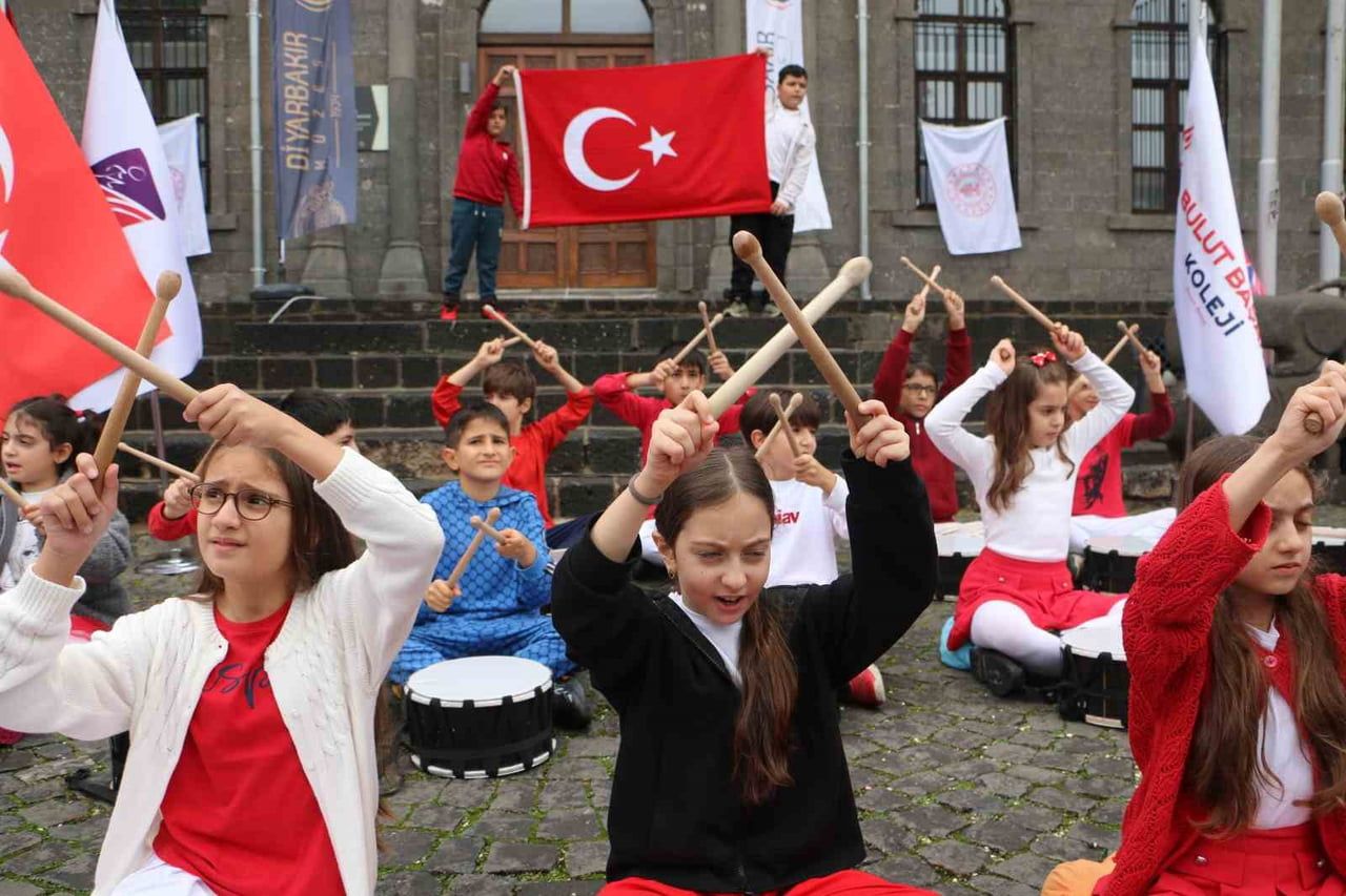 BULUT BAŞARI KOLEJİ VE MAYA KOLEJİ ÖĞRENCİLERİ, CUMHURİYET’İN 103. YIL DÖNÜMÜNDE DİYARBAKIR’IN...