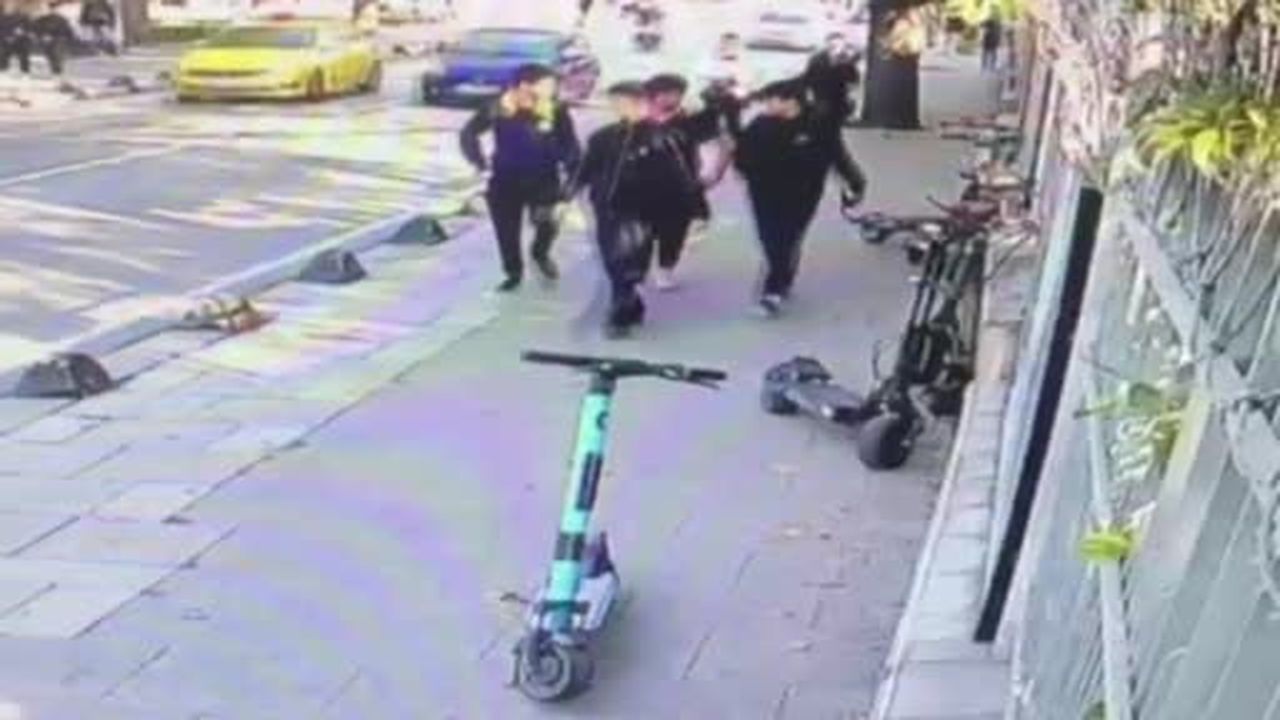Üsküdar'da araç yayaların arasında böyle daldı: Sürücü gözaltında