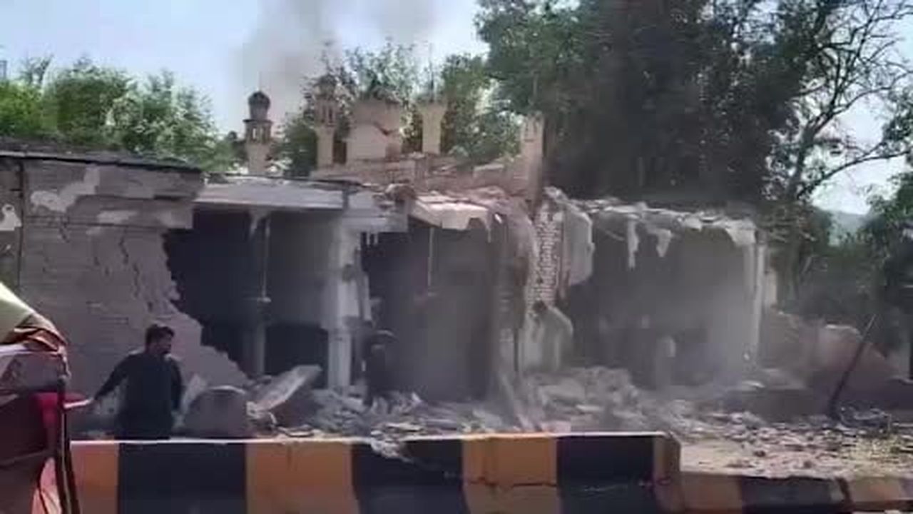 Pakistan'ın Khyber Pakhtunkhwa eyaletinde polis merkezi yerleşkesindeki cami yakınlarında cuma...