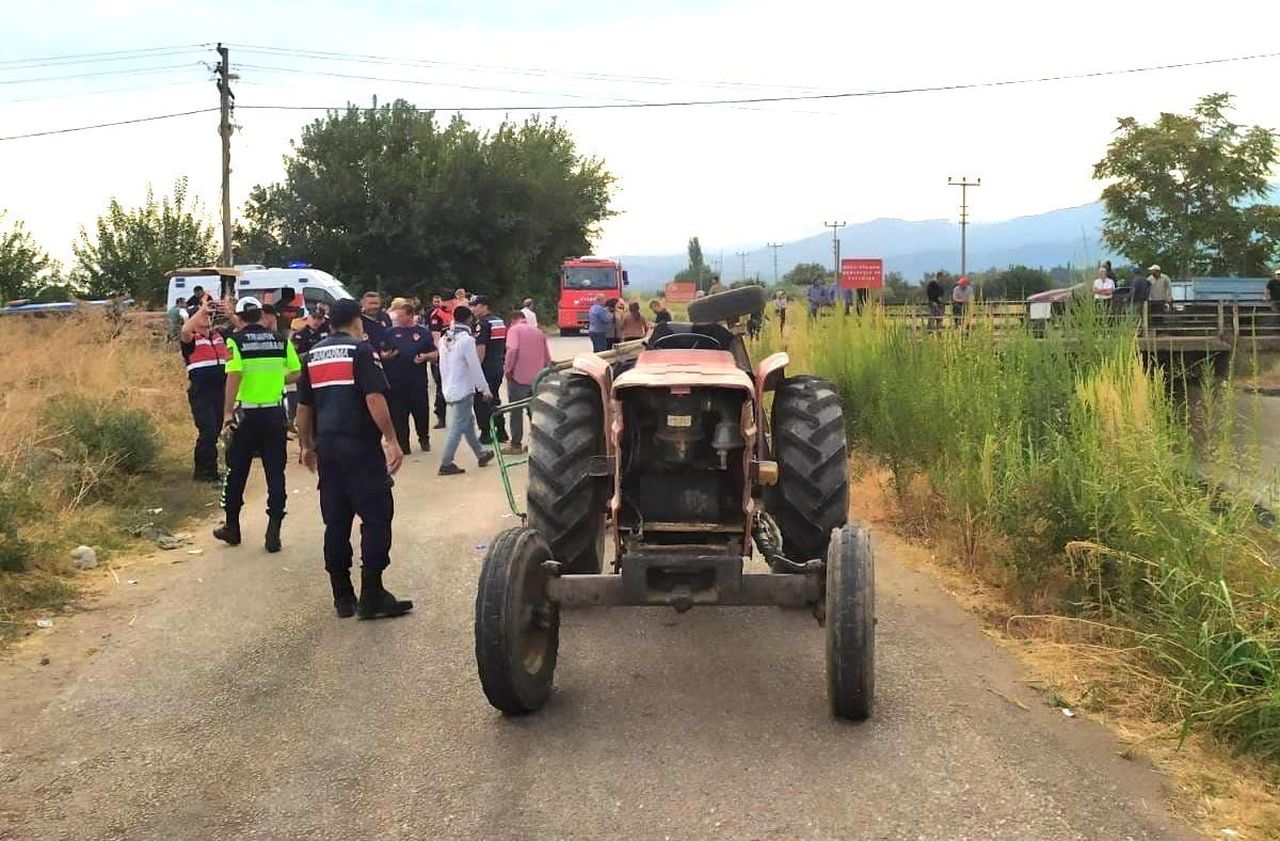 MANİSA’NIN TURGUTLU İLÇESİNE BAĞLI URGANLI MAHALLESİ’NDE, İŞÇİLERİ TAŞIYAN TRAKTÖRÜN KASASININ...