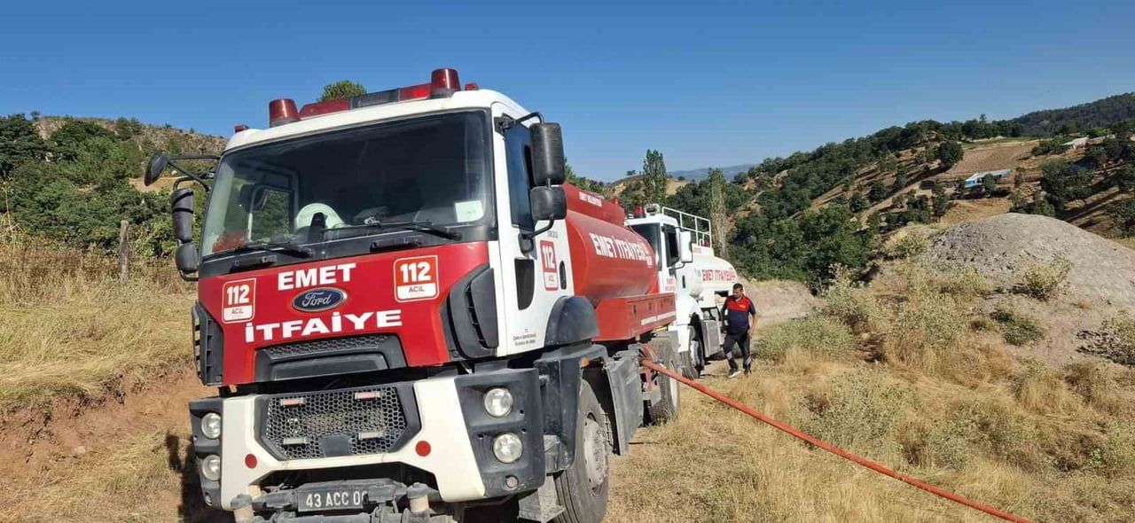 KÜTAHYA'NIN EMET İLÇESİNE BAĞLI SAMRIK KÖYÜNDE ÇIKAN AHIR VE SAMANLIK YANGININDA 2 BÜYÜKBAŞ HAYVAN...