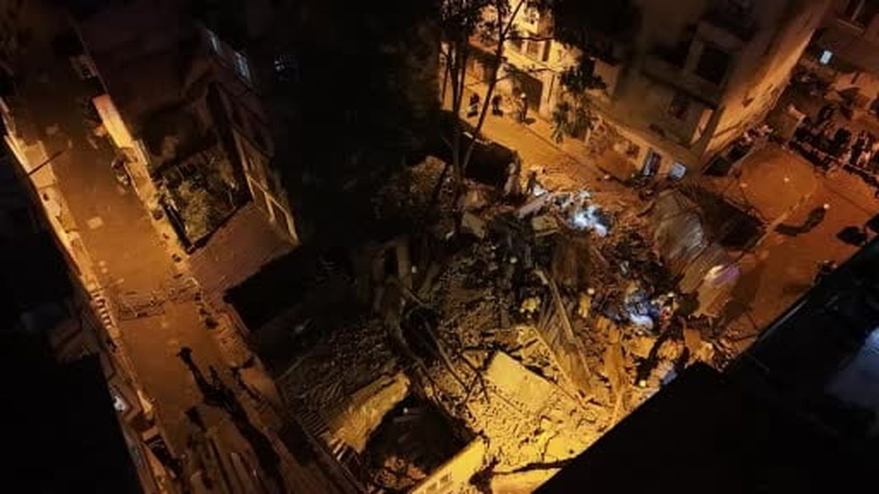 Beyoğlu'nda çöken metruk bina böyle görüntülendi