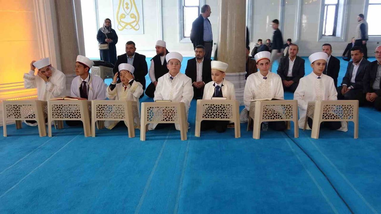 TRABZON'DA HANİFE HATUN CAMİİ'NDE DÜZENLENEN KUR'AN-I KERİM'İ YÜZÜNDEN GÜZEL OKUMA YARIŞMASI...