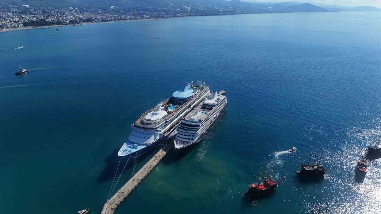 ANTALYA’NIN ALANYA İLÇESİNE, ‘MARELLA DİSCOVERY’ VE ‘AZAMARA QUEST’ ADLI İKİ KRUVAZİYERLE...