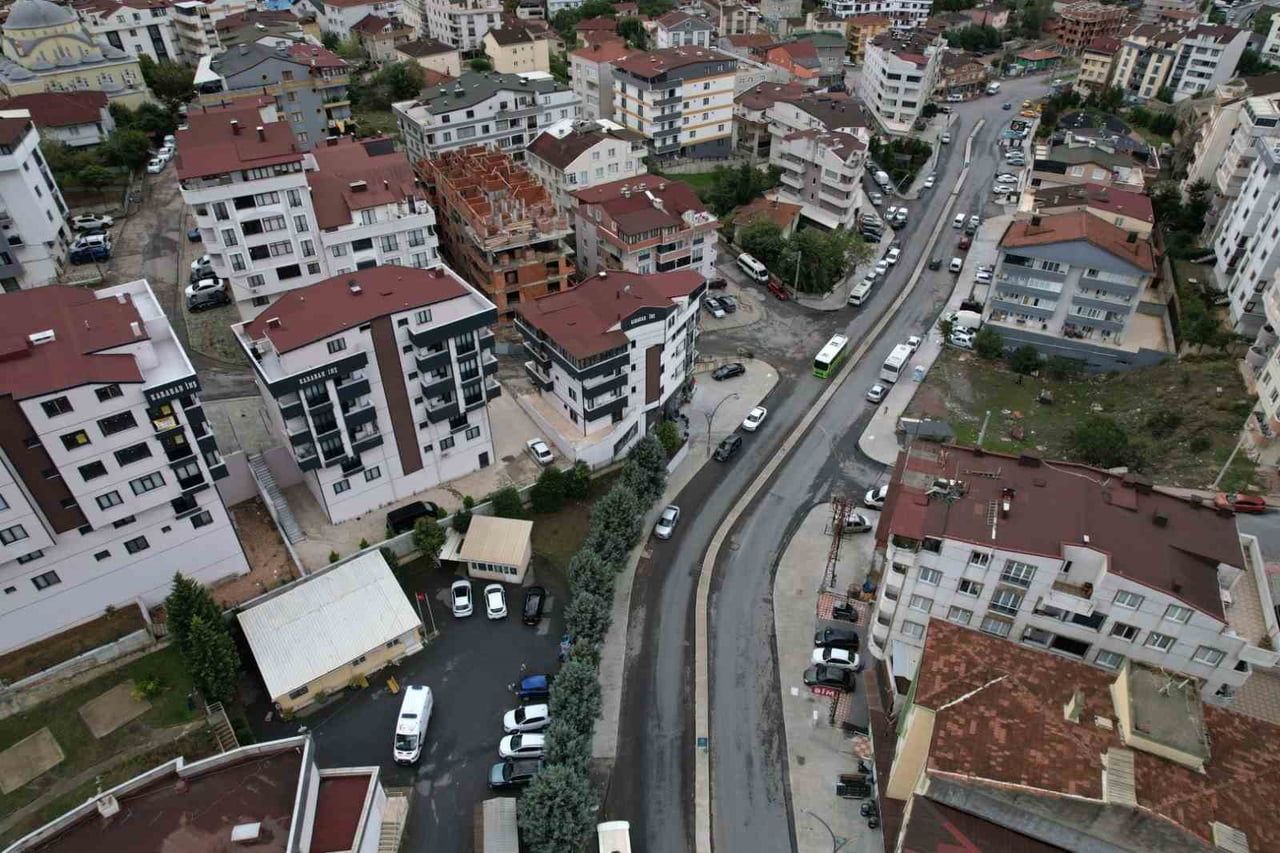 ÇAYIROVA'DA YAVUZ SULTAN SELİM CADDESİ İLE İSTİKLAL CADDESİ ARASINDAKİ BAĞLANTIYI SAĞLAYAN UĞUR...