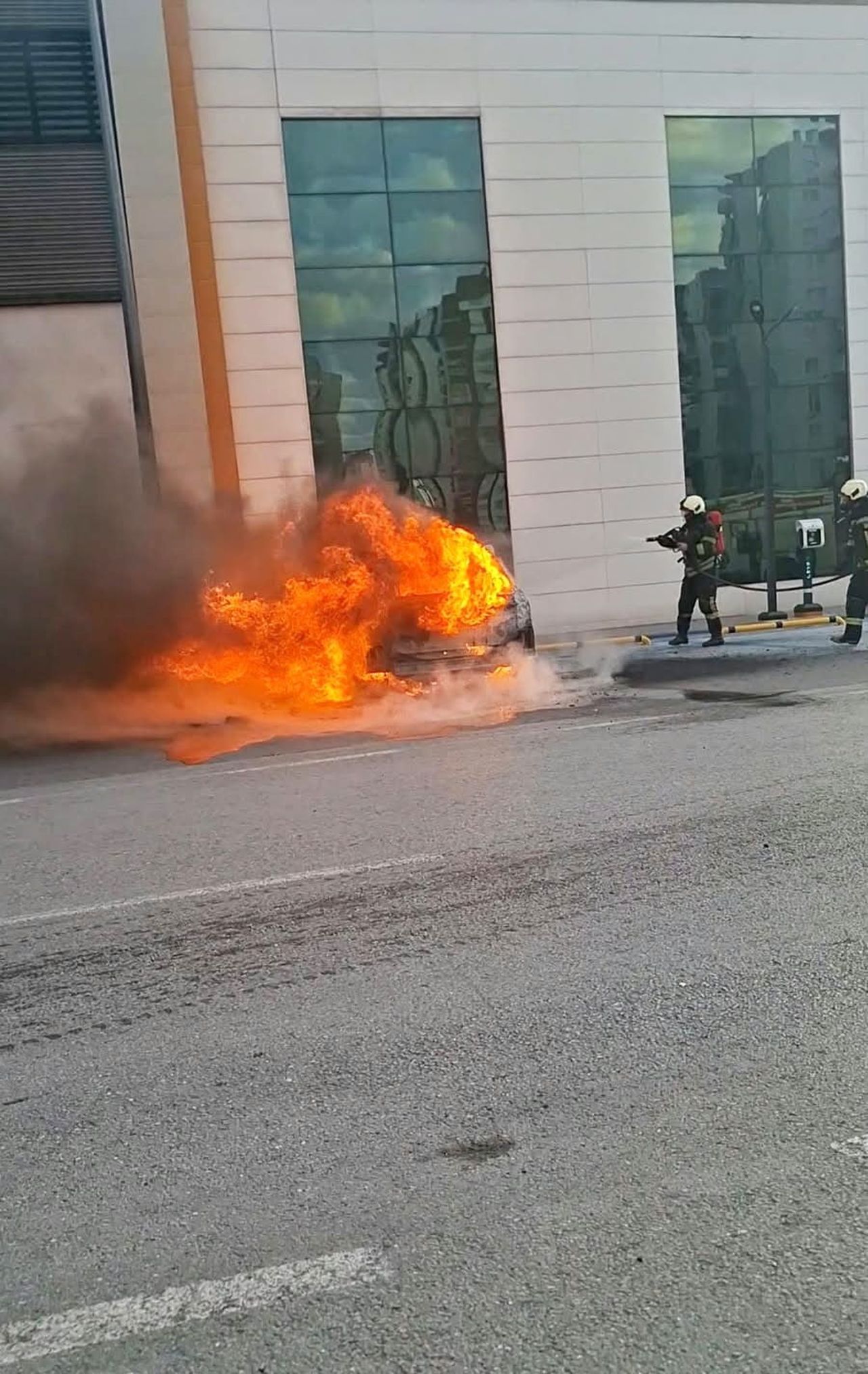 MELİKGAZİ İLÇESİNDE ŞARJDA BIRAKILAN ELEKTRİKLİ ARAÇ ALEV ALDI.