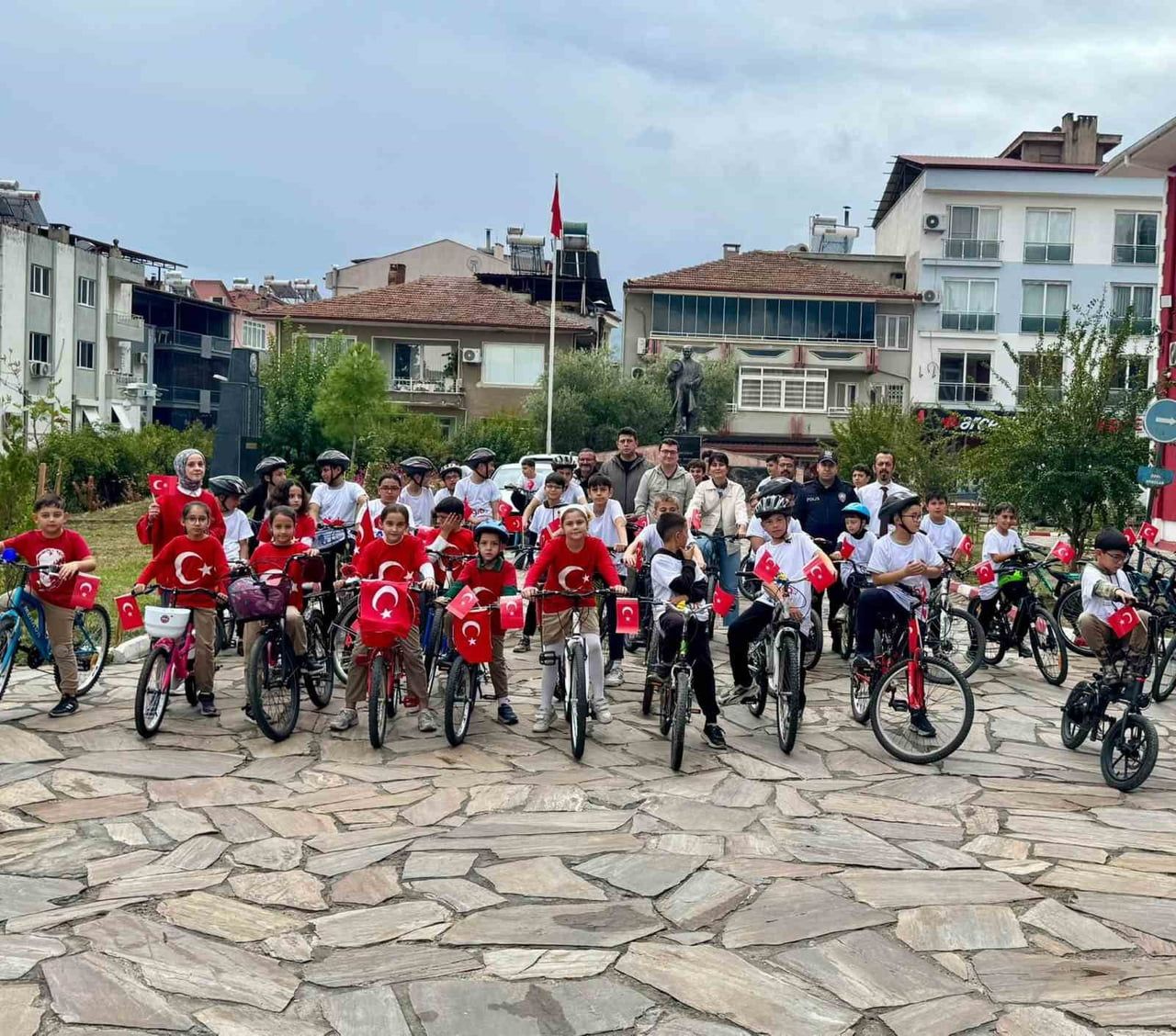AYDIN’IN BOZDOĞAN İLÇESİNDE 29 EKİM CUMHURİYET BAYRAMI ETKİNLİKLERİ KAPSAMINDA DÜZENLENEN BİSİKLET...