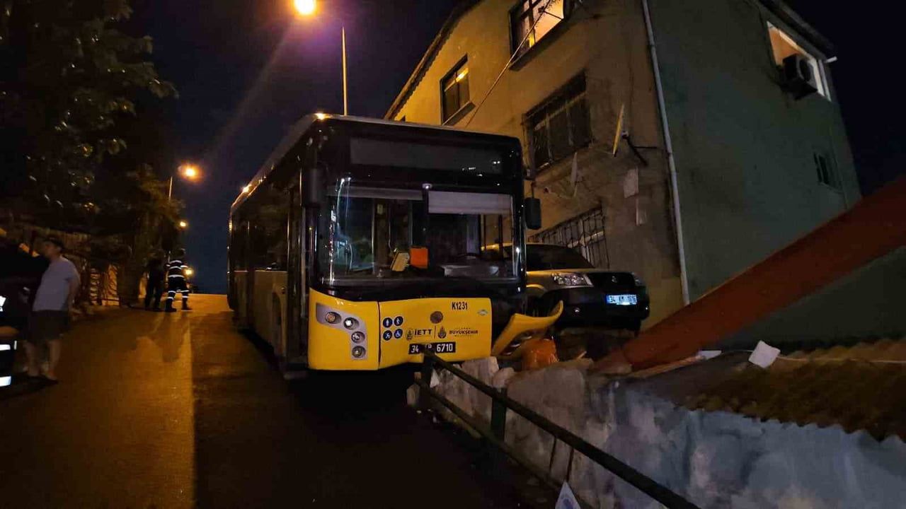 SARIYER'DE YAĞMUR SONRASI KAYGANLAŞAN YOKUŞ YOLDA DİREKSİYON HAMİYETİNİ KAYBEDEN İETT OTOBÜSÜ...