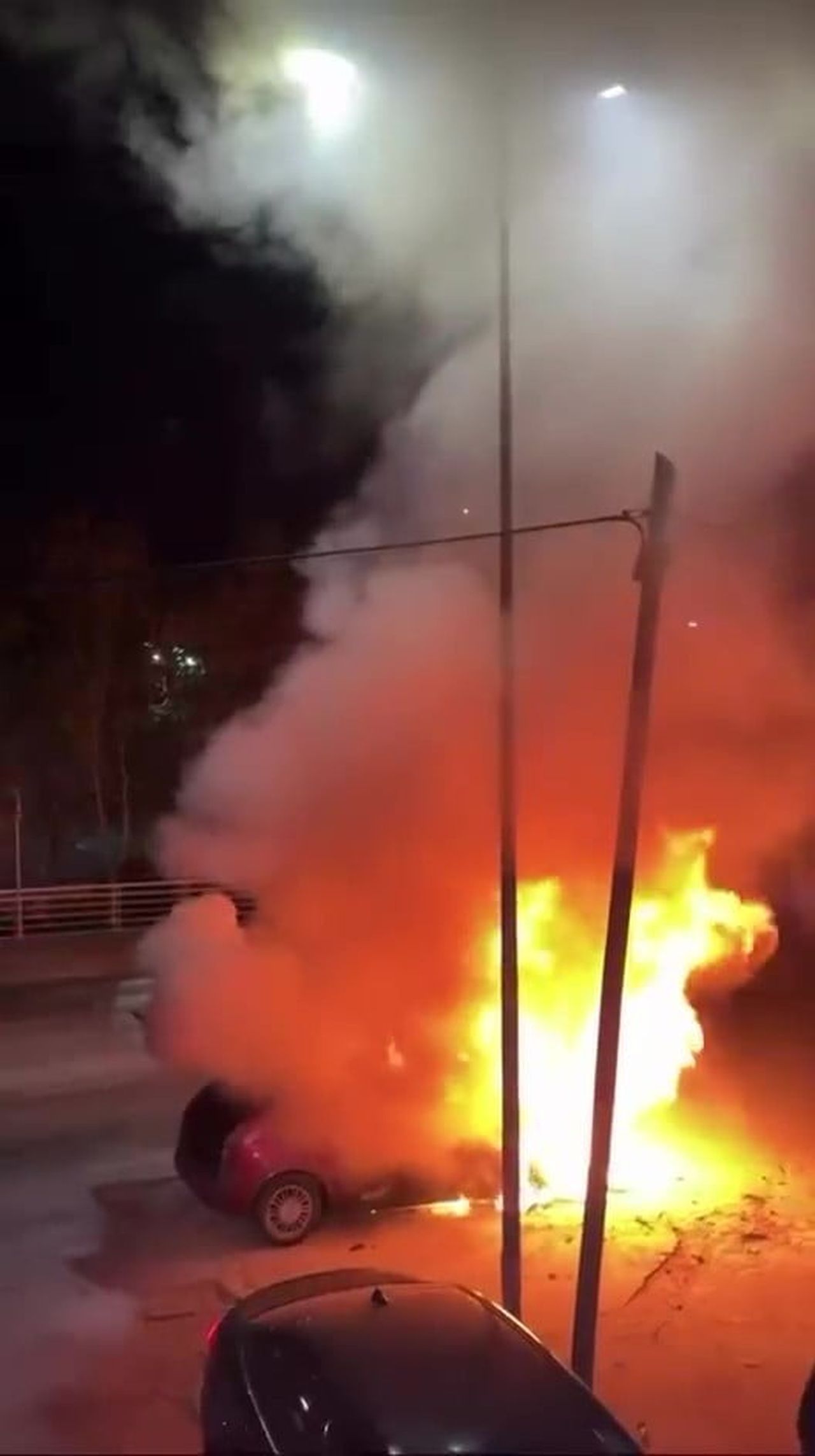 KOCAELİ'DE İKİ AYRI NOKTADA ARAÇ YANGINI MEYDANA GELDİ. İZMİT'TE BİR OTOMOBİL ALEVLERE TESLİM...