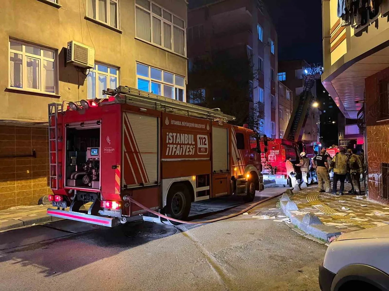 ESENLER’DE 4 KATLI BOŞ BİNANIN ÇATISINDA YANGIN