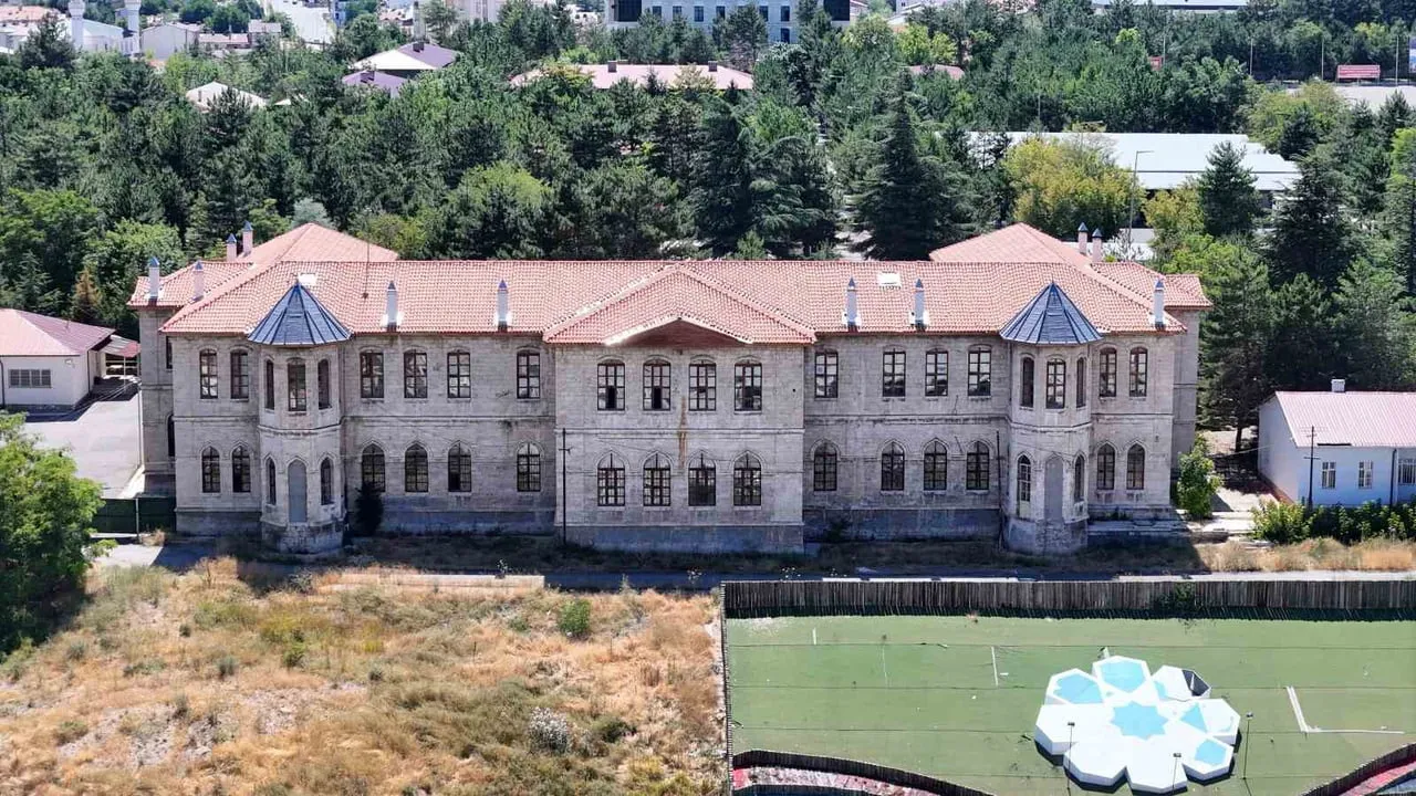 SİVAS SELÇUK ANADOLU LİSESİ, YAKLAŞIK 144 YILLIK GEÇMİŞİYLE TÜRK EĞİTİM TARİHİNİN ÖNEMLİ YAPI...