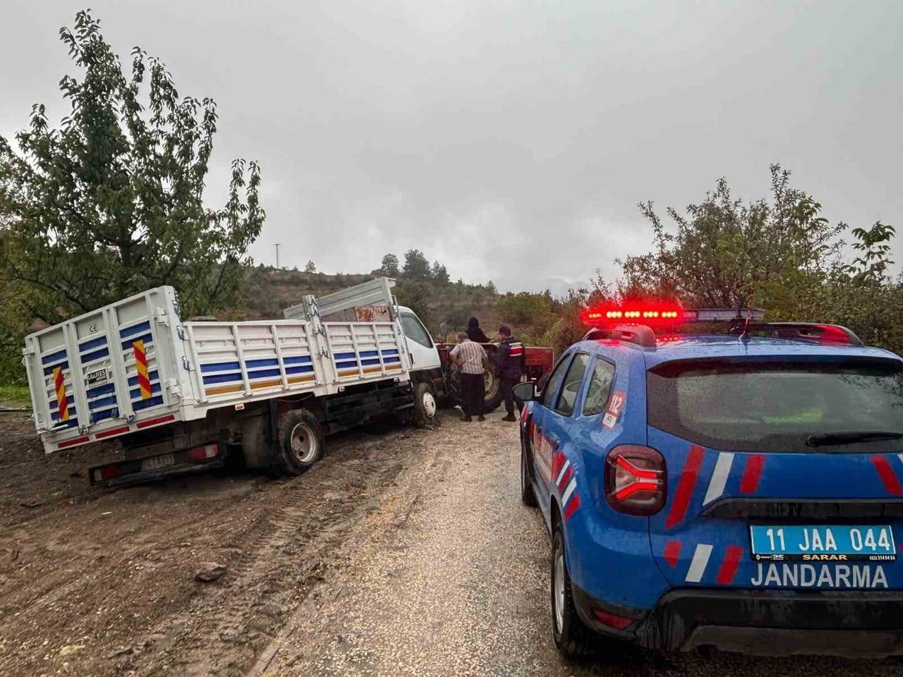 BİLECİK’TE ÇAMURA SAPLANAN KAMYONET TRAKTÖRLE ÇIKARILDI